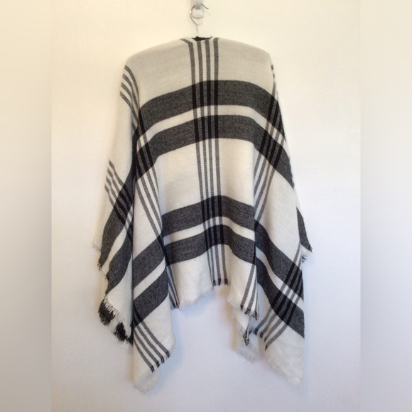 Large Black & White Shawl - Picture 3 of 4